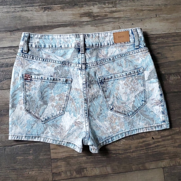 BDG High Rise Erin Faded Floral Shortie Shorts - Picture 3 of 9